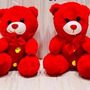 دمية دب حمراء مع موسيقى الدفء والحنان